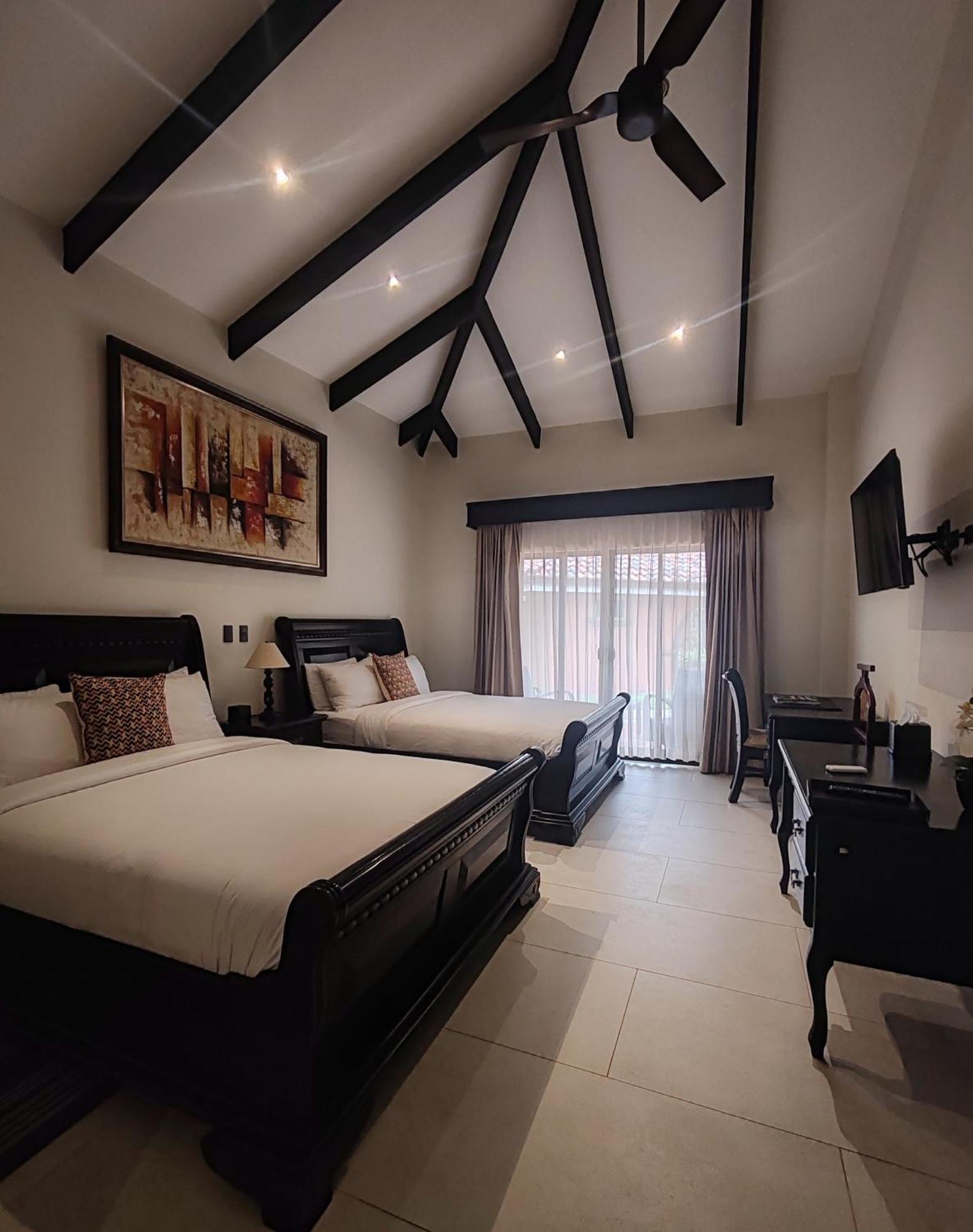 Marenaz Oceanfront Resort Естерільос-Есте Екстер'єр фото