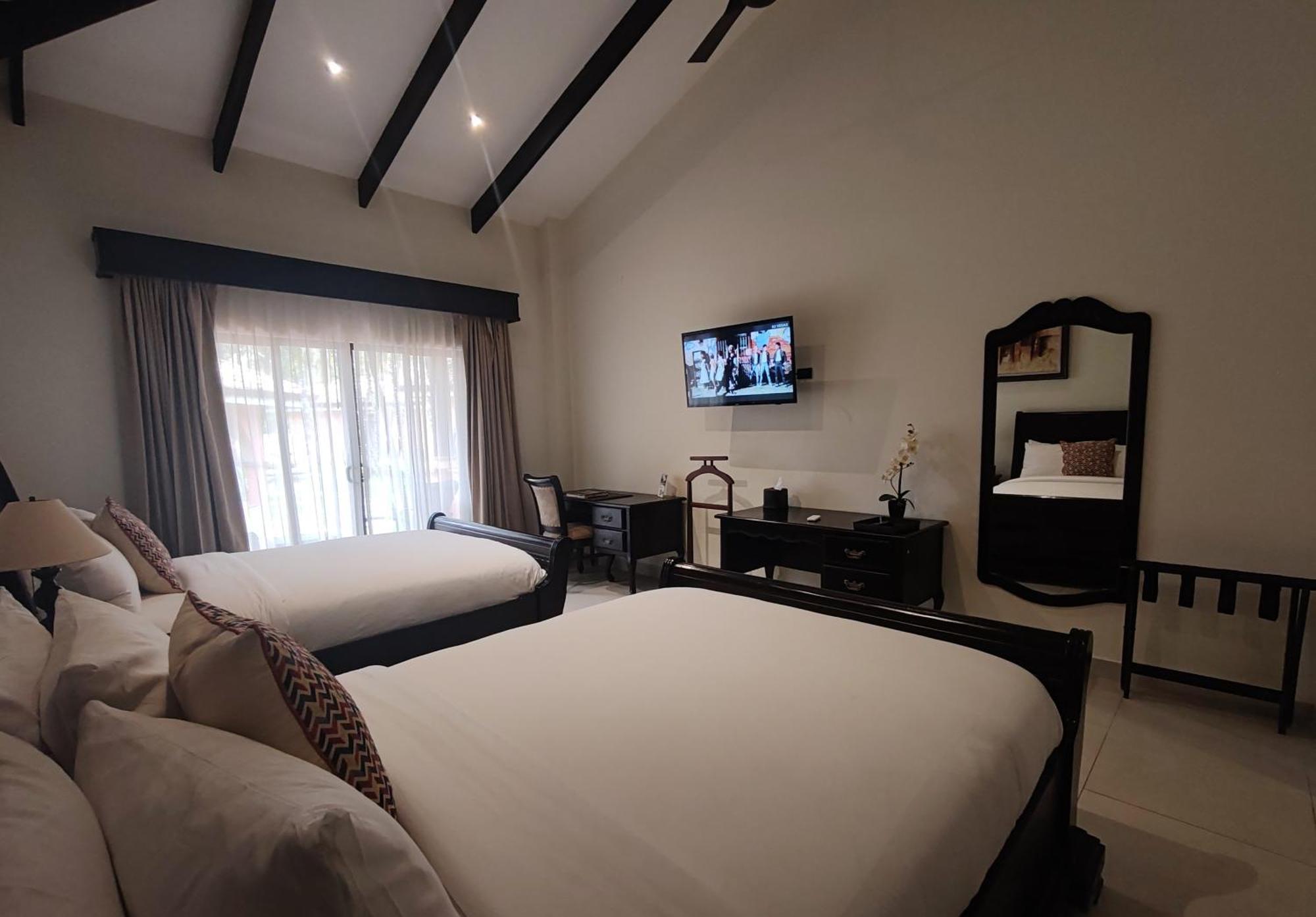 Marenaz Oceanfront Resort Естерільос-Есте Екстер'єр фото